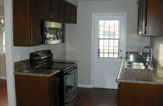 Nicely Upgraded Single level condominium Gallery 1