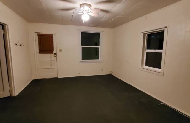 Pet Friendly 2Bed: 1Bath Home w/Garage Gallery 4