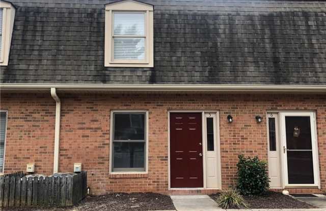 Great Oakwood location - 2 bedroom photos photos
