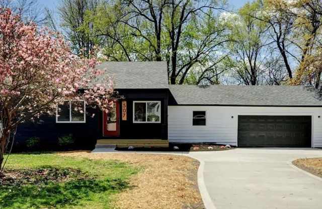 Beautifully remodeled 4-bedroom, 2-bath home Available furnished or unfurnished! photos photos