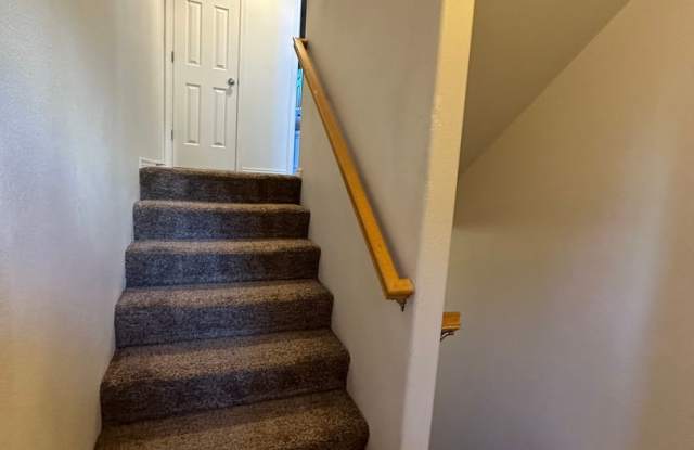 Spacious 2 bed/2.5 bath with bonus room townhome off Road 68 Gallery 4