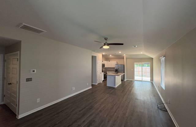 3 bed, 2 bath available for rent now! Gallery 4