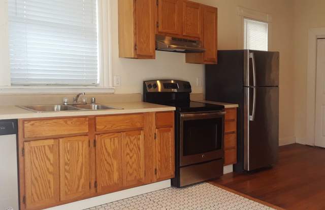 Vintage, Renovated SF House! High Ceilings, HW Floors, Covered Porch, Off-Street Parking! Gallery 4