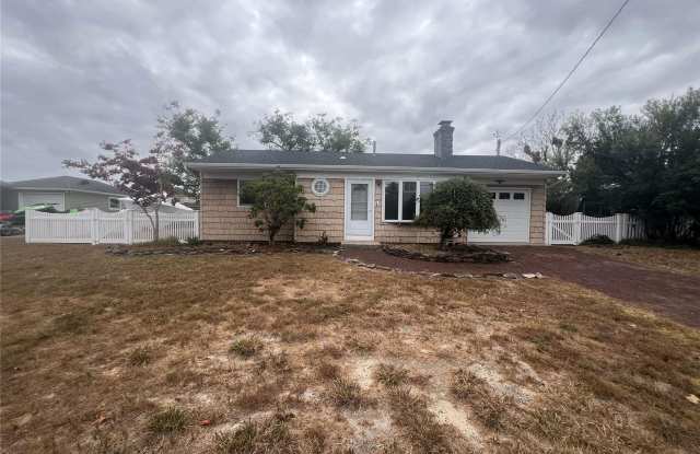 26 Dolphin Road - 26 Dolphin Road, East Quogue, NY 11942