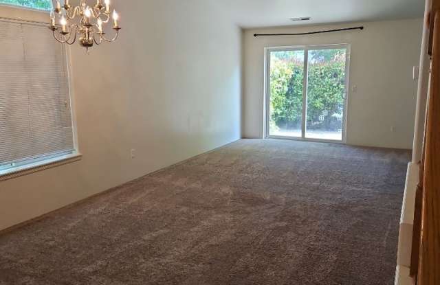 3 Bed, 2 Bath Townhouse in East Medford! Gallery 4