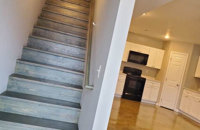 2 bed, 1.5 bath Townhouse photos photos