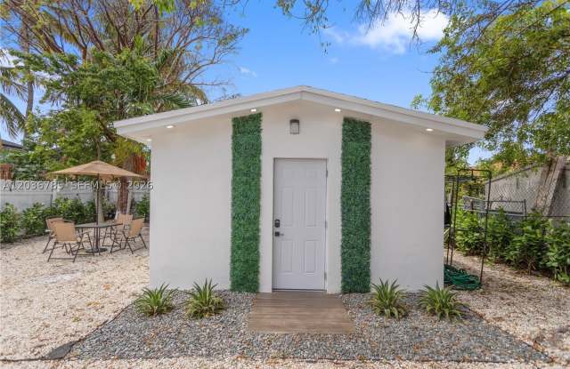 3016 NW 22nd Ct Gallery 1