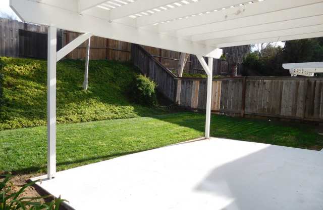 Spacious, 3BD/2.5BA Duplex with Large Fenced Yard: Close to Schools, Golf, Town! Gallery 2