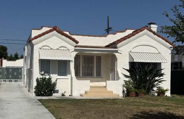 Upgraded 3BD Home | 2-Car Garage + Bonus Room | Private Backyard — South LA Gallery 1
