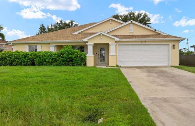 Great location near shopping and schools 3 Bedroom 2 bath with Oversized Den/Media/4th Bedrm Gallery 1