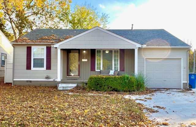 Brookside Bungalow Close to shopping, Riverside trails, & Gathering Place! photos photos