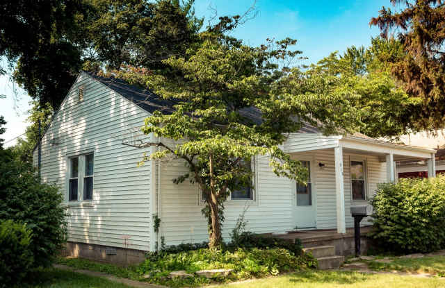 3 bedroom and 1 bathroom house located within minutes of campus! photos photos