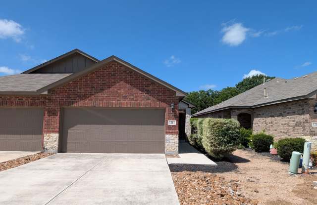 Less than 1 Mile to Gruene / Fridge Included/ Gas Cooking / Covered Patio / CISD *2 weeks free rent* Gallery 4