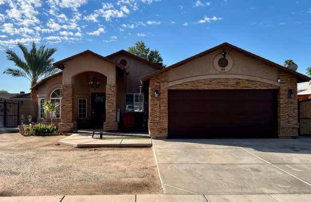 Solar Panels included on the 3 bedroom 2 bath San Luis Home - Casa en San Luis AZ por $1400.00 con Solares - 359 Independence Street, San Luis, AZ 85336