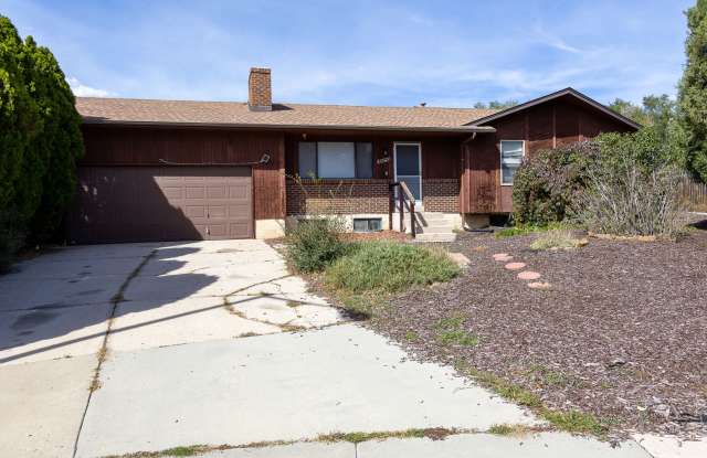 Northeast 5-Bedroom Home w/ Large Backyard! Gallery 1