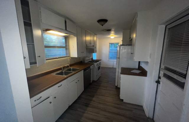 3/2/2 home on a quiet street. Centrally located to restaurants, and shopping. photos photos