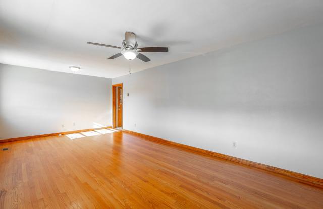 2 bedroom, 1 bath unit in the heart of East Ridge photos photos