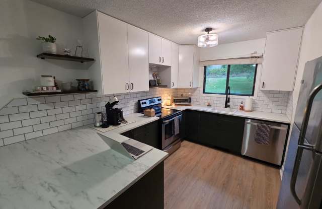 Recently Renovated 2bd/1.5ba Townhome- Short-Term Leases Available! Gallery 3