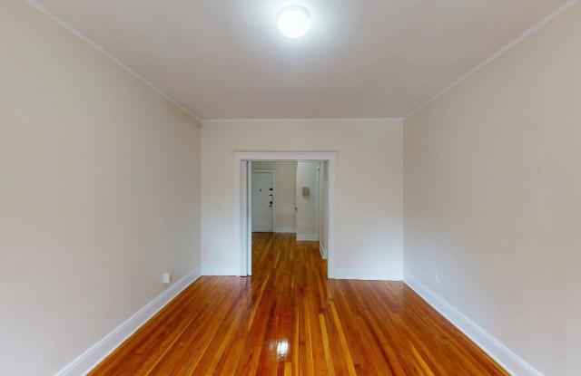 Charming 2 Bedroom-No Broker Fee Gallery 4