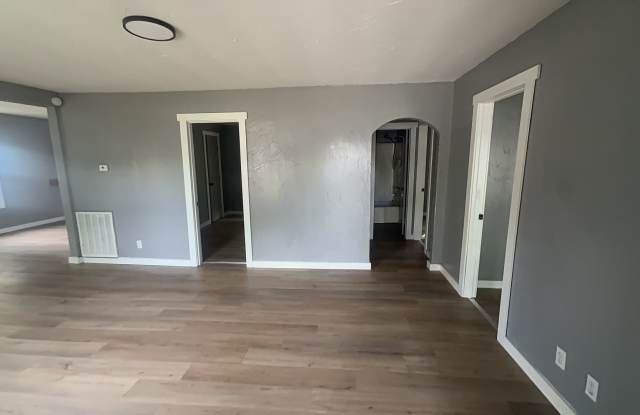 Beautiful 3 bedroom 1 full bath home available now! Gallery 3