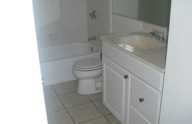 Lovely 2 bedroom Penthouse Condo with garage & pool Gallery 4