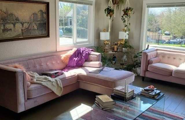 Charming 3-Bedroom Victorian Home Near Downtown! Gallery 4