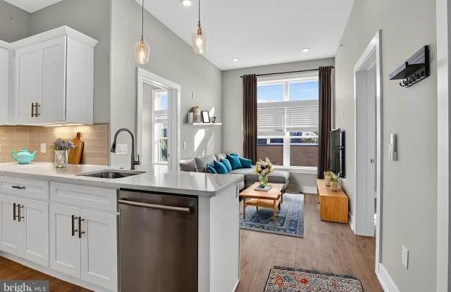 2034 N FRONT Street unit: 7 photos photos