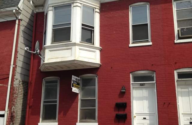 Spacious 3 bedroom 1 Bath - York City SD - 527 East Philadelphia Street, York, PA 17403
