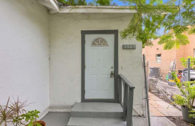 Home in a Convenient West Palm Beach Location! Gallery 1