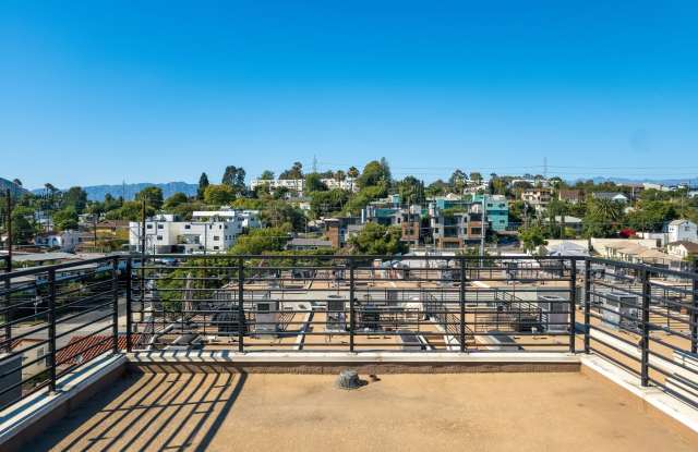 Luxury Townhome Centrally Located in Silver Lake! Gallery 1