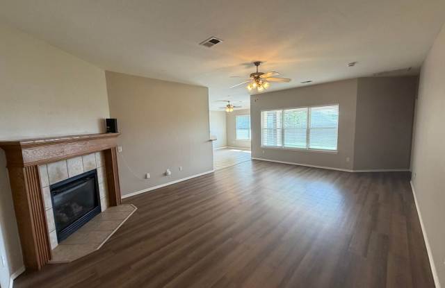 Updated 3 Bed 2 Bath Home in Mustang Gallery 3