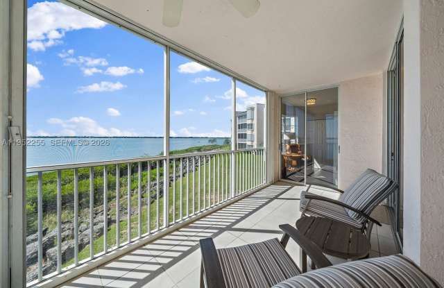 5800 NE Island Cove Way Gallery 3