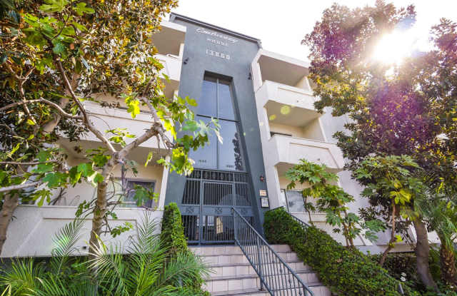 13860 Burbank Blvd. photos photos
