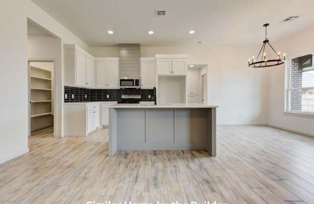 Beautiful! 4-Bed Home in Mustang Gallery 4