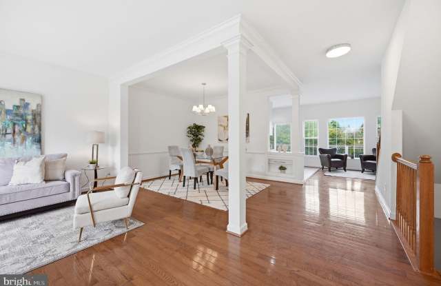 20966 MARTINGALE Square Gallery 3