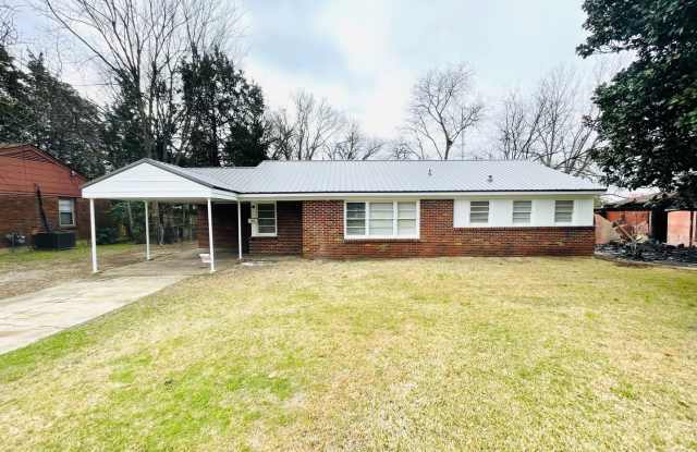 ** 3 bed 1 bath located in Druid Hills ** Call 334-366-9198 to schedule a self showing - 1246 Audubon Road, Montgomery, AL 36111