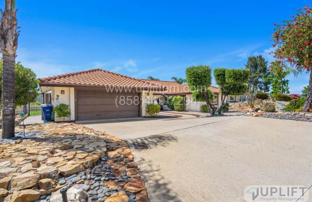 3 Bedroom 2.5 Bathroom home in Ramona LARGE YARD!! photos photos