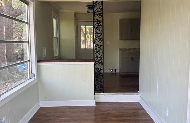 906 Central Gallery 4