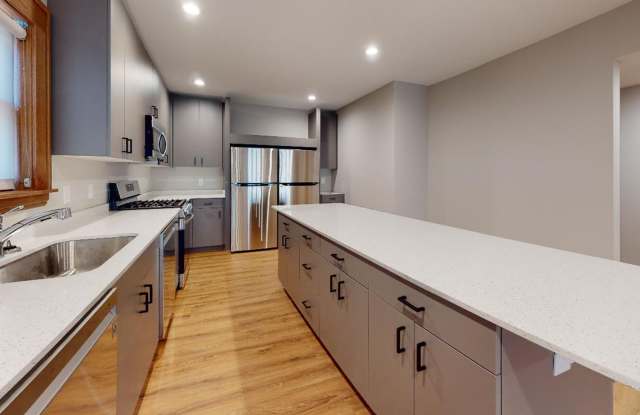 Modern 10-Bedroom House Close to U of M Campus Gallery 3