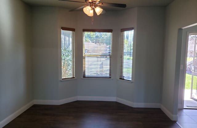 3 bed 2 bath Chico Charmer with fenced back yard! Gallery 4