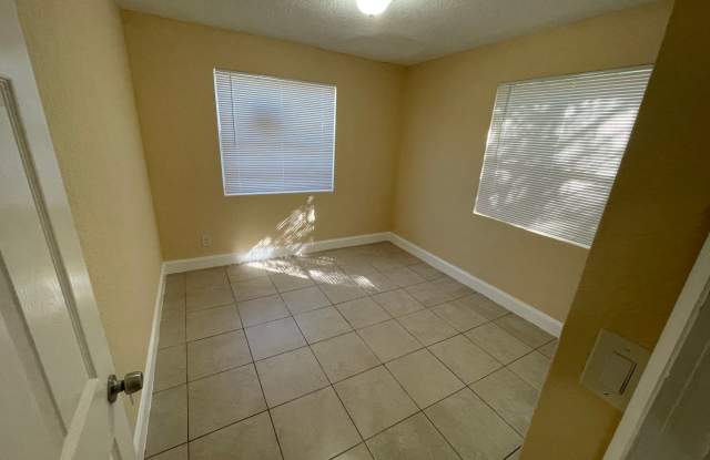 4/2 Home for rent, all tile floor, granite counter tops, new cabinetry, central ac. Gallery 1