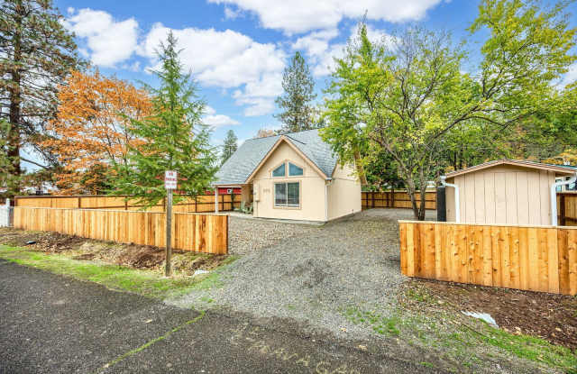 Charming 2 Bedroom, 1 Bath House For Rent Gallery 3