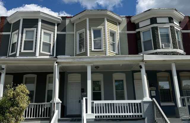 Spacious Home Available for Rent! W/D! Front Porch! Rear Fenced in Yard! Available Now! photos photos
