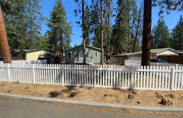 Cute and Cozy Home in SW Bend, Large, fully fenced yard! photos photos