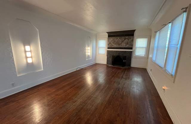3 bedroom house with fenced yard & garage Gallery 4