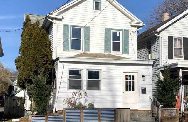 Spacious single family home with 3 beds/2 baths - 731 East Washington Street, Chambersburg, PA 17201 Spacious single family home with 3 beds/2 baths - 731 East Washington Street, Chambersburg, PA 17201