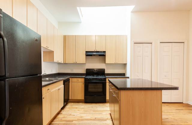 HUGE 3BR/2BA Duplex UP Close to Blue Line! Gallery 2