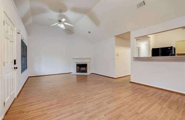 Room in 3 Bedroom Home in Union City Gallery 3