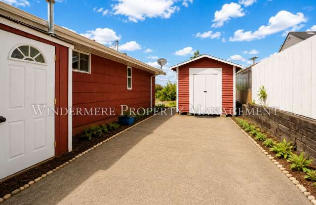 Three Bed Rambler on large fenced corner lot with patio Gallery 3