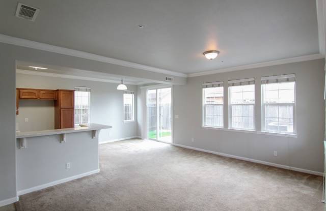 Modern Home in Shasta View Gardens Gallery 4